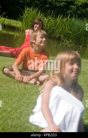 Model Release, Mutter Mit Zwei ging in der Wiese - Mutter mit zwei Kindern Stockfoto