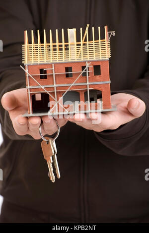 Model Release, Rohbau Und Altbier in der Hand, Symbolbild Hausbau - neues Haus bauen Stockfoto