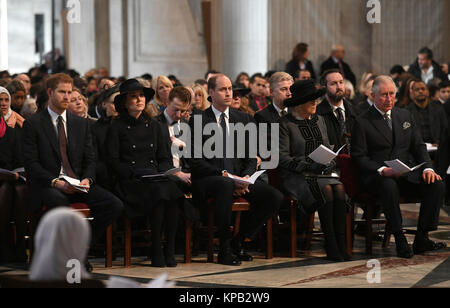 (Vordere Reihe von links nach rechts) Prinz Harry, der Herzog und die Herzogin von Cambridge, die Herzogin von Cornwall und den Prinzen von Wales an der Grenfell Tower National Memorial Service an die St Paul's Kathedrale in London, der sechs Monate Jahrestag der Grenfell Turm Feuer zu markieren. Stockfoto