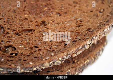 Zwei Scheiben der nahrhaften dunklen Roggenbrot mit ganzen Körnern Stockfoto