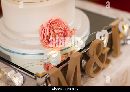 Hochzeitstorte bei einem Empfang decortaed mit Blumen Stockfoto