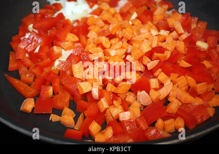Frisch geschnittene Paprika, Karotten und Zwiebeln in einem antihaftbeschichtete Pfanne bereit zum Braten Stockfoto