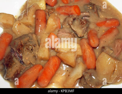 Römertopf Rinderragout mit Karotten, Kartoffeln, mageres Rindfleisch schmoren in einem reichen dicke Soße Stockfoto