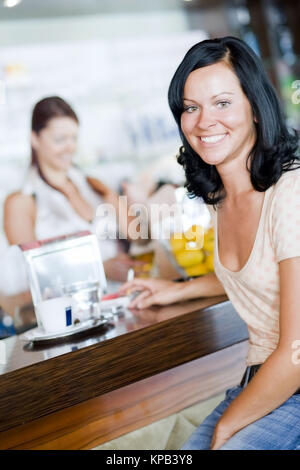 Model-release, Junge Frau Sitzt eine der Theke Im Kaffeehaus Und Raucht - junge Frau Rauchen in der cafeteria Stockfoto