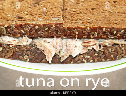 Thunfisch Salat Sandwich auf nahrhaften Vollkorn dunkles Roggenbrot Stockfoto