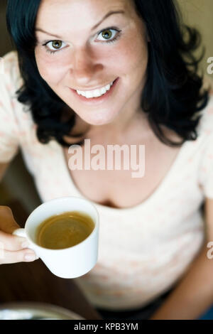 Model Release, Junge Frau Mit Kaffeetasse - junge Frau mit Tasse Kaffee Stockfoto