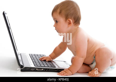 Model Release, Kleinkind, 8 Monate, Arbeitet am Laptop - kleines Kind mit laptop Stockfoto