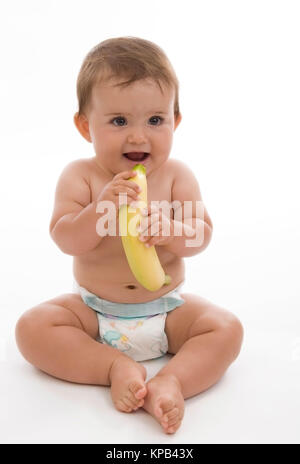 Model Release, Kleinkind in Windeln Mit Banane in der Hand - kleines Kind mit Banane Stockfoto