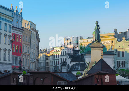 Krakauer Marktplatz entfernt, mit Blick auf die Statue von Adam Mickiewicz in der Mitte des barocken Hauptplatz in der Altstadt von Krakau, Polen. Stockfoto