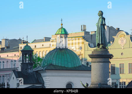 Krakau-Polen-Stadt, Blick auf die Statue von Adam Mickiewicz im Zentrum des Marktplatzes des Barock in der Altstadt von Krakow, Polen. Stockfoto