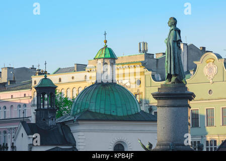 Polen Farbe Architektur, Blick auf die Kuppel barocke Kirche des hl. Adalbert und bunten historischen Gebäude im Zentrum von Krakau, Polen. Stockfoto