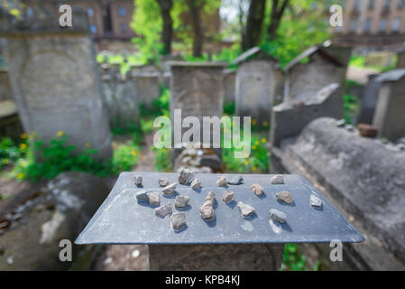 Jüdischer Friedhof Krakow, Steine als Respektmarker auf einem Kopfstein auf dem Remuh-Synagogenfriedhof im Krakauer Stadtteil Kazimierz, Polen Stockfoto