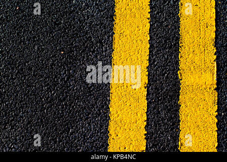 Doppelzimmer mit gelben Linien Straße oder Autobahn Markierungen auf einer Asphaltstraße Oberfläche Stockfoto