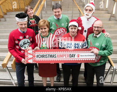 Führer der Schottischen politische Parteien, (hintere Reihe, von links) Maree Todd, Presiding Officer Ken Macintosh, Anas Sarwar und (vordere Reihe, von links) Willie Rennie, Nicola Sturgeon, Ruth Davidson und Patrick Harvey, tragen ihre Weihnachten Jumper zu einem Fotoshooting im Parlament in Holyrood, Edinburgh. Stockfoto