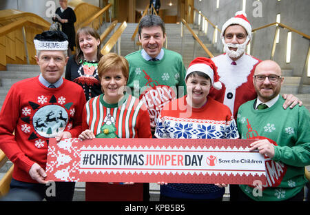 Führer der Schottischen politische Parteien, (hintere Reihe, von links) Maree Todd, Presiding Officer Ken Macintosh, Anas Sarwar und (vordere Reihe, von links) Willie Rennie, Nicola Sturgeon, Ruth Davidson und Patrick Harvey, tragen ihre Weihnachten Jumper zu einem Fotoshooting im Parlament in Holyrood, Edinburgh. Stockfoto