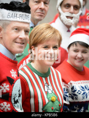 Führer der Schottischen politische Parteien, (von links) Willie Rennie, Presiding Officer Ken Macintosh, Nicola Stör, Anas Sarwar und Ruth Davidson, ihr Weihnachten Jumper zu einem Fotoshooting im Parlament in Holyrood, Edinburgh tragen. Stockfoto