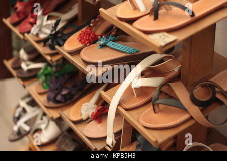 Handwerk Leder Sandalen auf Verkauf Stockfoto