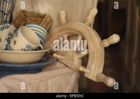 Dekorative Holz- hälfte Helm auf Verkauf. Apulien, Italien. Stockfoto