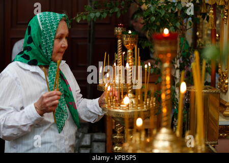 Belarus, Gomel Stadt, St. Nikolaus Kloster, einer religiösen Orthodoxen Ferienwohnung "Palm Sonntag 18.06.2016 Jahr. Eine alte Frau in der Kirche Stockfoto