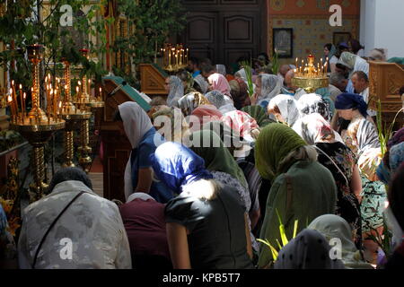 Belarus, Gomel Stadt, St. Nikolaus Kloster, einer religiösen Orthodoxen Ferienwohnung "Palm Sonntag 18.06.2016 Jahr. Die Menschen in der Kirche auf den Knien. Glauben Stockfoto