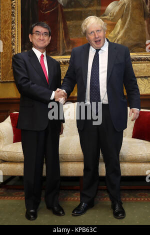 Außenminister Boris Johnson (rechts) schüttelt Hände mit Japans Außenminister Taro Kono im Auswärtigen Amt in London, zu Gesprächen über sicherheits- und verteidigungspolitische Zusammenarbeit. Stockfoto