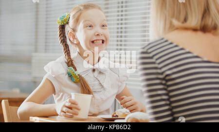 Tochter und Mutter sitzen in einem Cafe, Essen sweetsand emotional sprechen Stockfoto