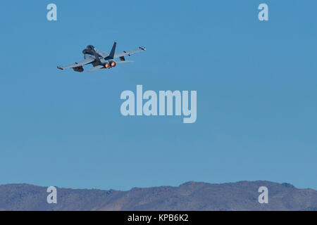 United States Navy Boeing EA-18G Growler, elektronischer Kriegsführung Flugzeuge, Aufwärmen (nachbrenner) Steigen, Fliegen über Rainbow Canyon, Kalifornien, USA. Stockfoto