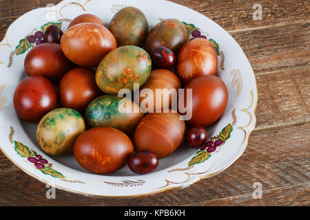 Ostern Eier in eine Platte auf einem alten hölzernen Hintergrund. Stockfoto