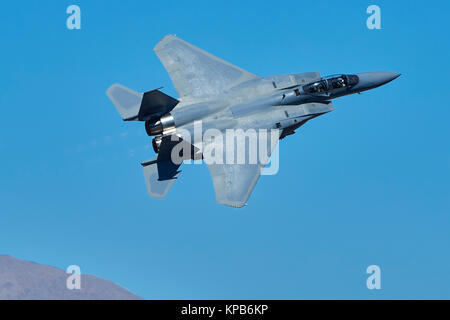 Unmarkierte F-15 SA, Adler, Düsenjäger, Fliegen mit hoher Geschwindigkeit und niedrigen Niveau Rainbow Canyon, Kalifornien, USA. Stockfoto
