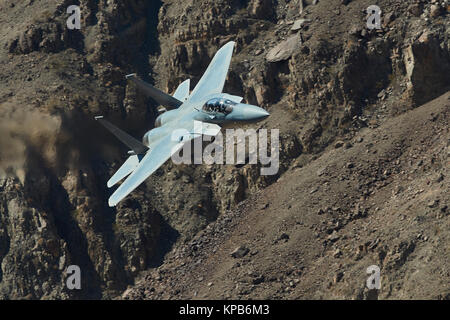 Unmarked SA, F-15 Strike Eagle, Jet Fighter Bomber, Fliegen bei hoher Geschwindigkeit und niedrigen Niveau durch Rainbow Canyon, Kalifornien, USA. Stockfoto