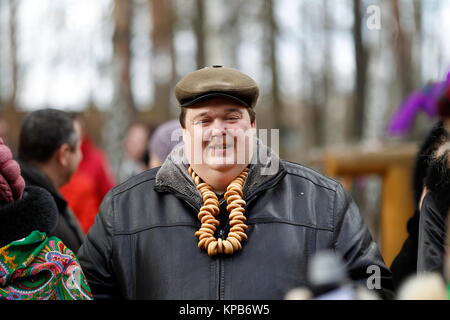 Belarus Stadt Gomel. Die Feier des nationalen russischen Ferien' Abschied vom Winter 'Festival bin aslenitsa' 25.02.2017 Jahr. Komplette Mann mit Stockfoto