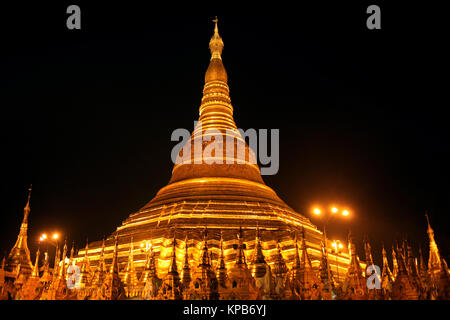 Die goldenen buddhistischen Pagode oder Stupa Shwedagon Pagode in der Nacht Zeit, Yangon, Myanmar. Stockfoto