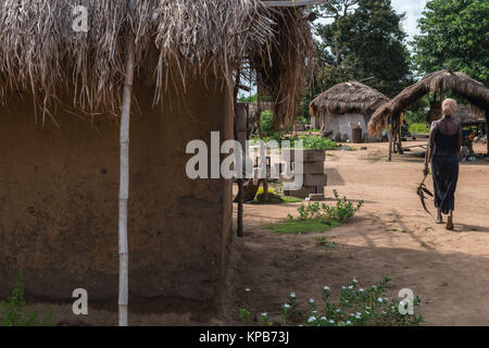 Nachbarschaft in einem Dorf in der Nähe von Mafi-Kumase, Volta Region, Ghana, Afrika Stockfoto