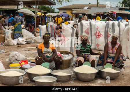 Verkauf von Gari auf dem Markt von Mafi-Kumase, Volta Region, Ghana, Afrika Stockfoto