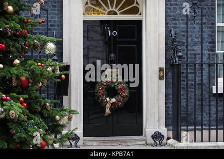 London, Großbritannien. 5. Dezember, 2017. Ein Weihnachtsbaum und Kranz außerhalb Downing Street 10. Stockfoto