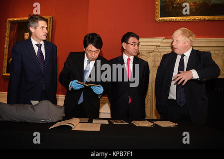 (Von links nach rechts) Verteidigungsminister Gavin Williamson, Japanische Verteidigungsminister Itsunori Onodera, japanische Außenminister Taro Kono und Außenminister Boris Johnson eine Auswahl an historischen Naval Artefakte in der Queen's House in Greenwich, London untersuchen. Stockfoto