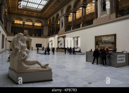 Brüssel / Belgien - 25. November 2017 die Eingangshalle Der Königlichen Museen der Schönen Künste Belgiens mit Die Menschen bewundern die Kunstwerke Stockfoto