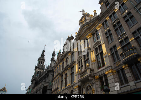 Brüssel / Belgien - 25. November 2017 EIN Gebäude am Grote Markt mit Gold und einer Statue oben. Stockfoto