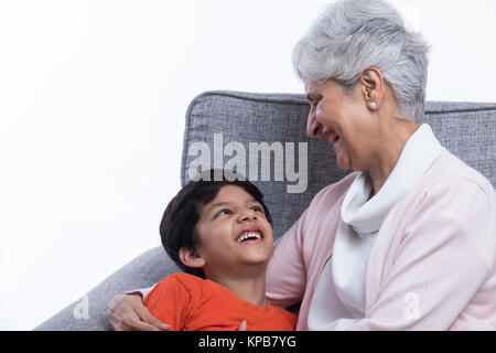 Großmutter und Enkel sitzt auf einem Sofa Stockfoto