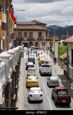 Cuenca Ecuador - Verkehr, Taxis und Fahnen im Zentrum der Stadt Cuenca, Ecuador Südamerika Stockfoto