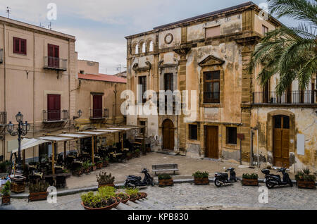 Alten, typischen Konstruktionen des Dorfes von Monreale, die sich um einen kleinen Platz in Sizilien in der Nähe der Stadt Palermo Stockfoto