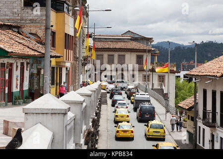 Cuenca Ecuador - Verkehr, Taxis und Fahnen im Zentrum der Stadt Cuenca, Ecuador Südamerika Stockfoto