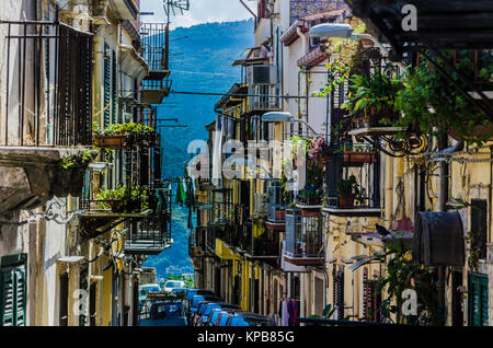 Typische Straße der Stadt Monreale mit seinen tausend Balkone die Steigung und im Hintergrund die Berge in der Nähe von Palermo Stockfoto