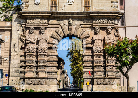 Stadt Palermo auf der Straße calatafimi errichtet wird diese Konstruktion des sechzehnten Jahrhunderts die neue Tür in einem barocken Stil der Renaissance bezeichnet Stockfoto