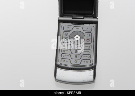 In einem alten Motorola Mobile Phone auf einem weißen Hintergrund.