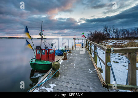 Fischerboote in Jastarnia Hafen vertäut. Winterlandschaft. Halbinsel Hel in Polen. Stockfoto