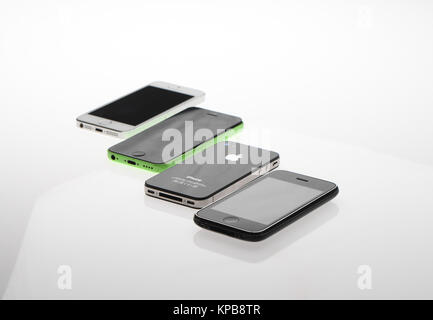 4 Generationen von Apple Handy in Linie auf weißem Hintergrund. Stockfoto