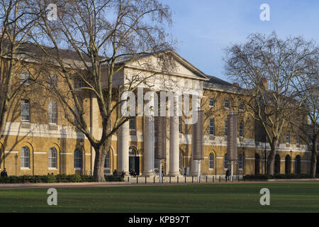 Äußere der Saatchi Gallery In der ehemaligen Kaserne der Herzog von York, Chelsea, London, England, Großbritannien Stockfoto