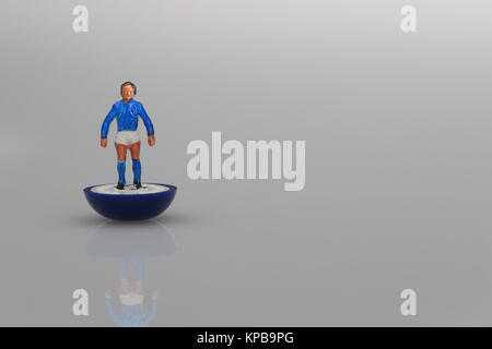 Eine einzelne Subbuteo Player im blauen Trikot. Mögliche Verwendung als Konzept Bild. Stockfoto