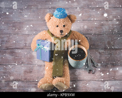 Vatertag Hintergrund auf rustikalen Holzbrett mit einem Teddybär Vater mit einem Vintage Krawatte, Geschenkbox, Becher Kaffee und Schlüssel. Kopieren Sie Platz. Horizontale Stockfoto